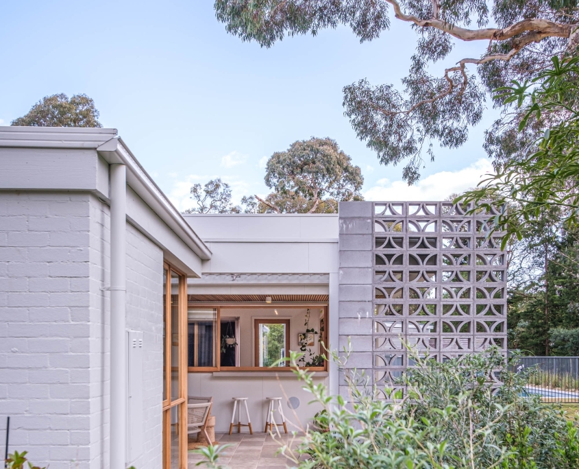 Courtyard and decorative brick screen in the Woodlands project by Duncan Pascoe Builders.